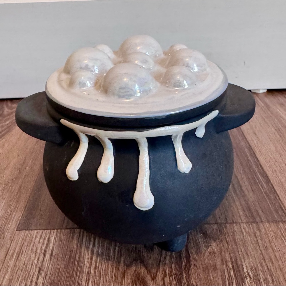 Halloween Cauldron Candle With White Iridescent Bubbling Lid